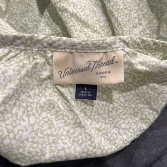 Universal Thread short sleeve button down blouse size large women’s - Picture 4 of 4